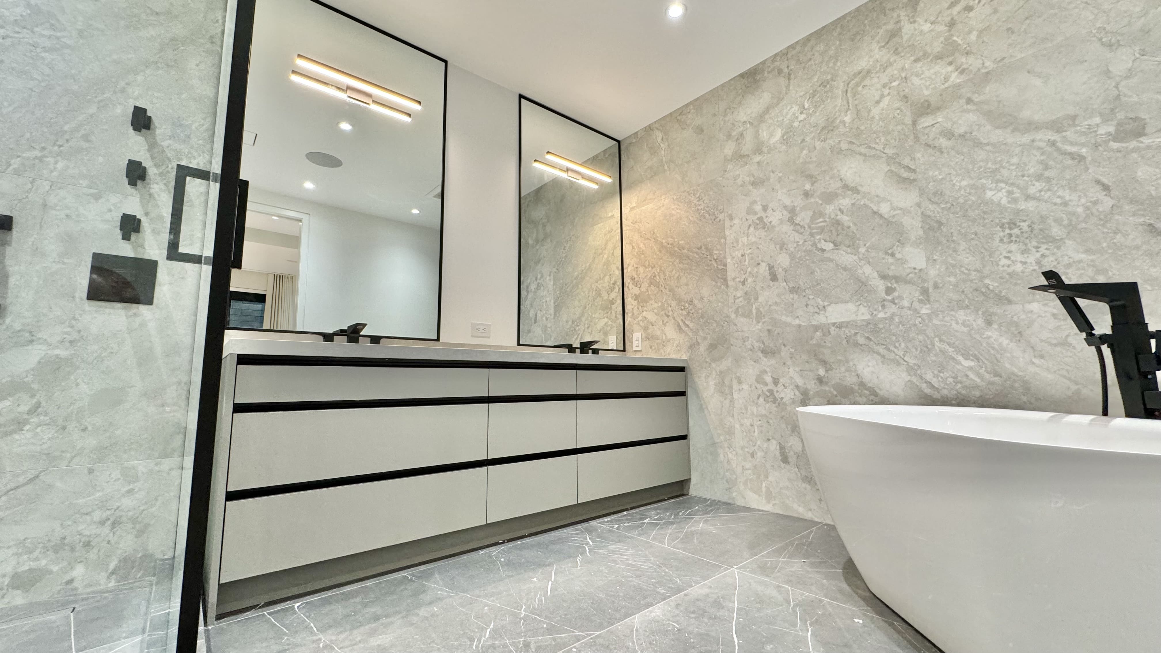 Mobirise WebsitROYAL | Kitchen and Closets Inc.e Builder