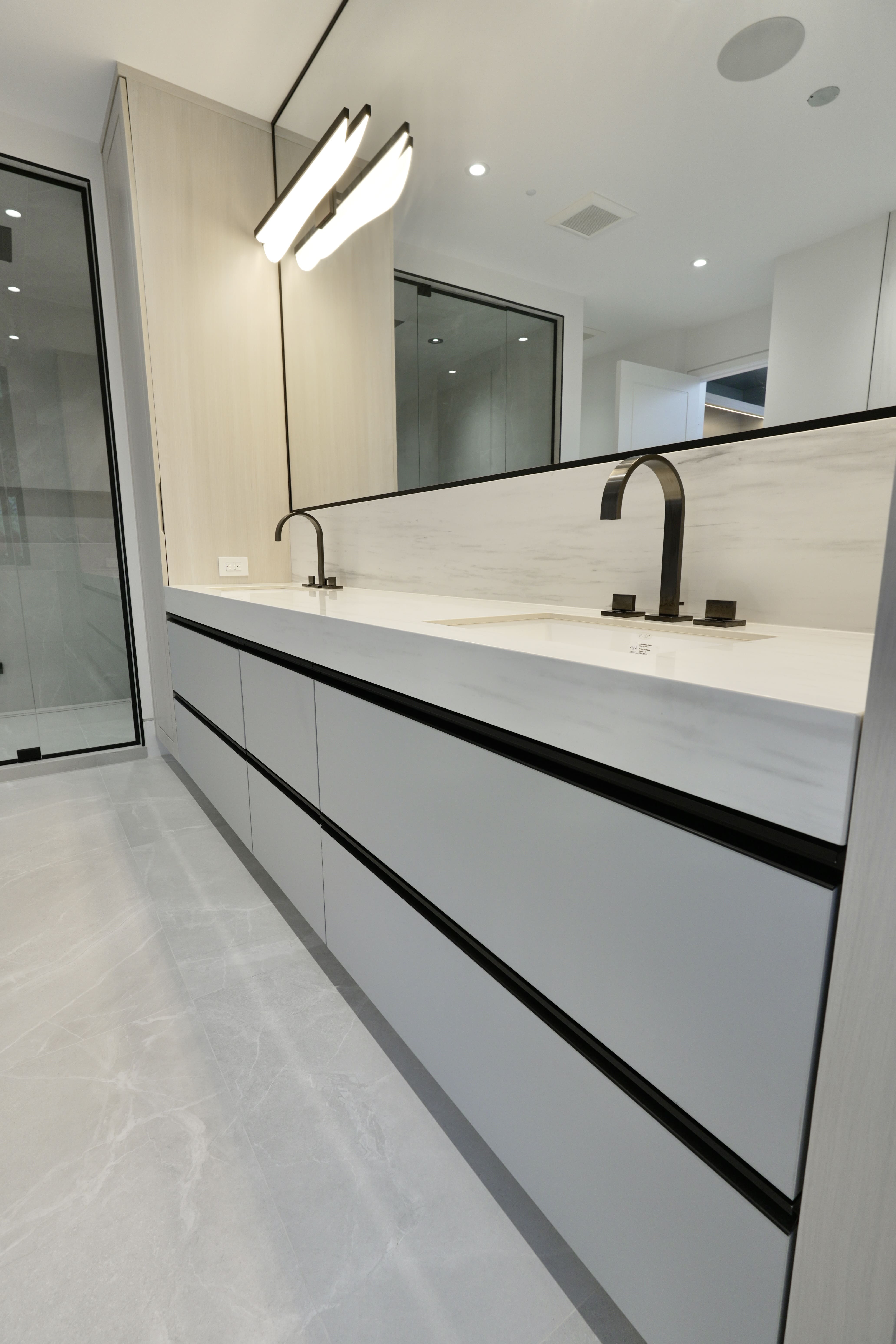 Mobirise WebsitROYAL | Kitchen and Closets Inc.e Builder