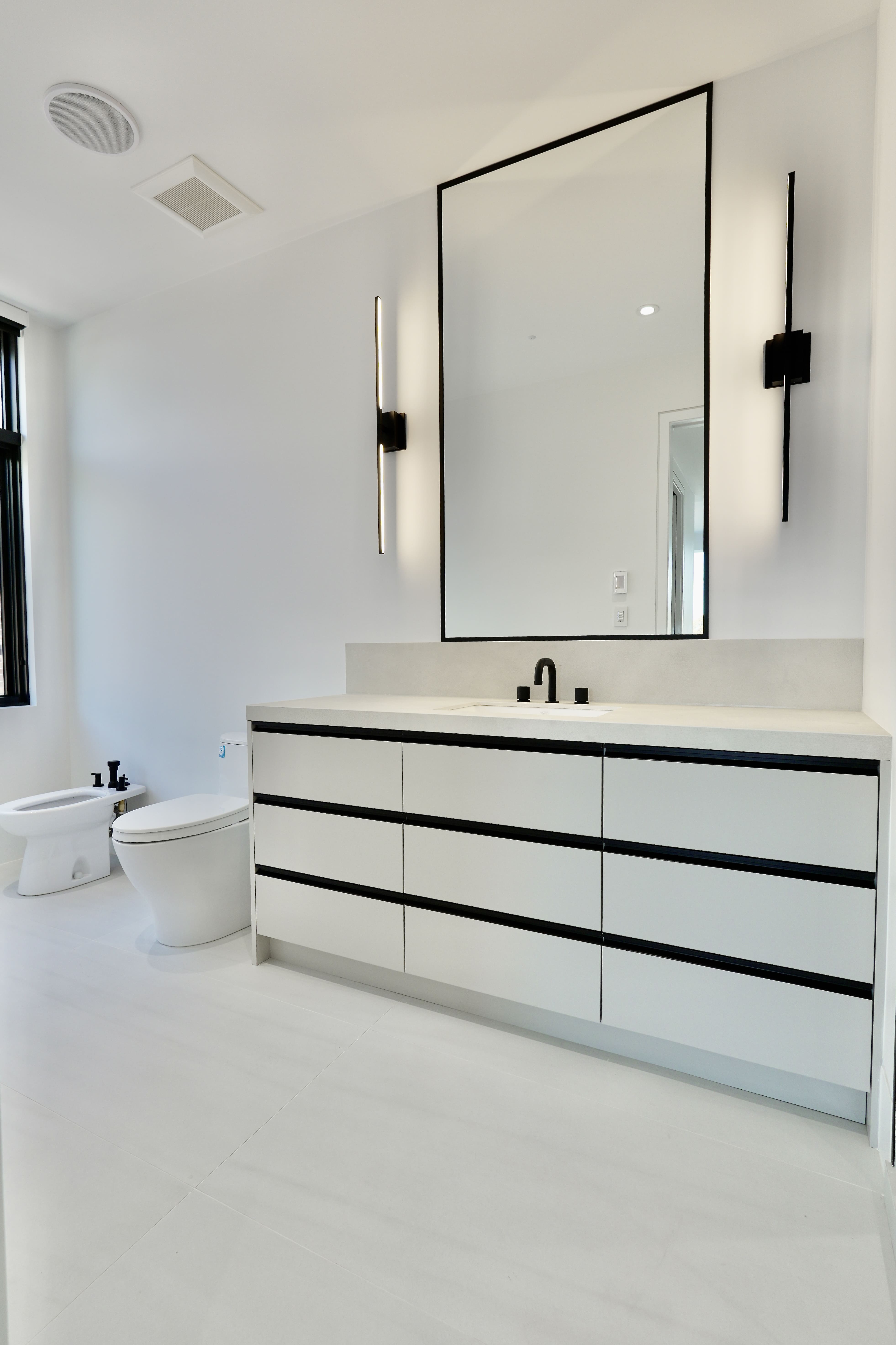 Mobirise WebsitROYAL | Kitchen and Closets Inc.e Builder