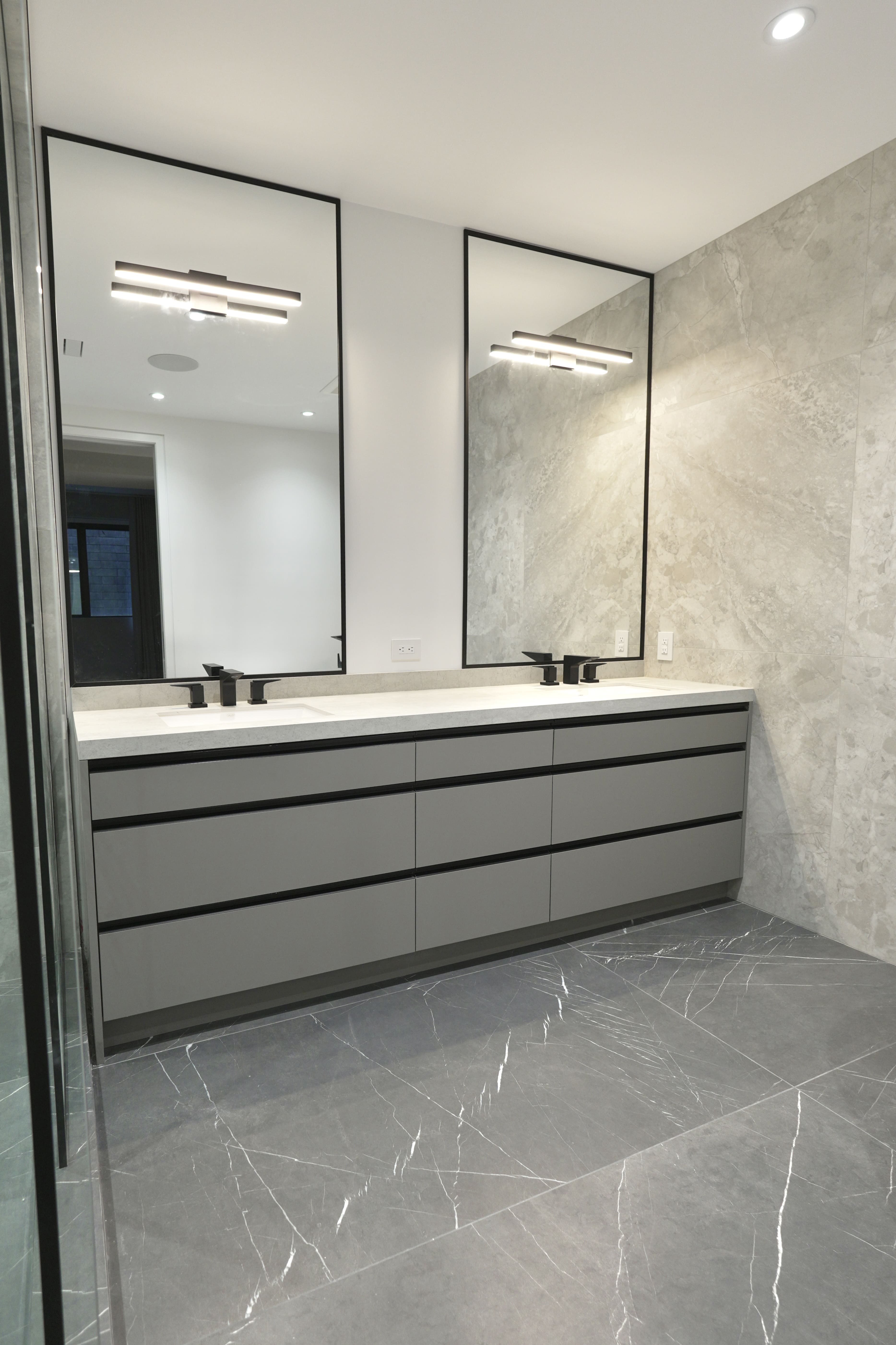 Mobirise WebsitROYAL | Kitchen and Closets Inc.e Builder