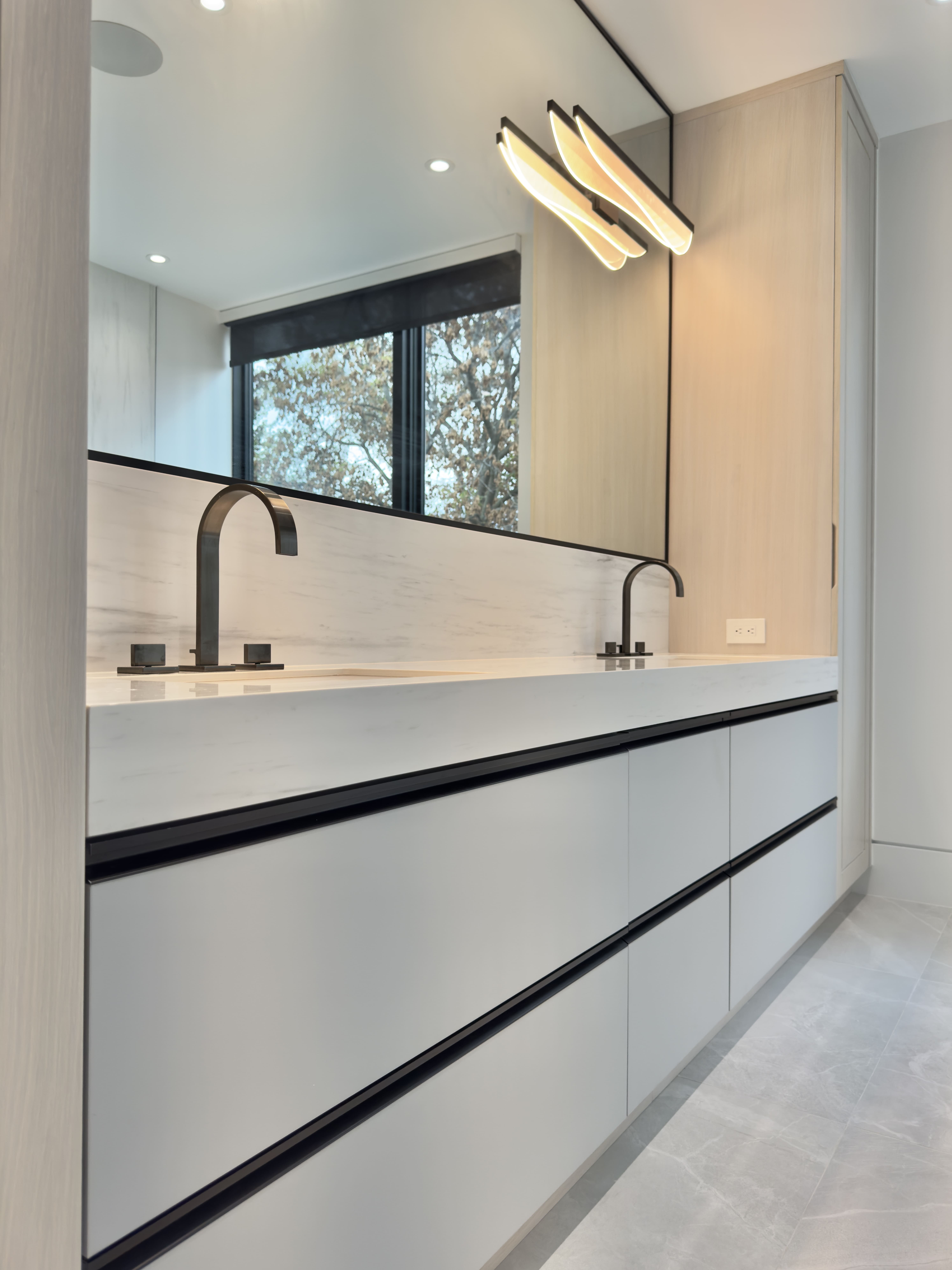 Mobirise WebsitROYAL | Kitchen and Closets Inc.e Builder